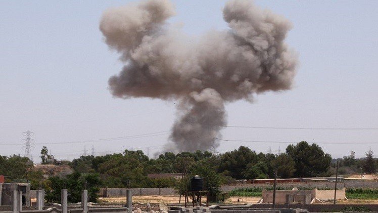 الطيران الليبي يقصف مواقع لـ "فجر ليبيا" في طرابلس