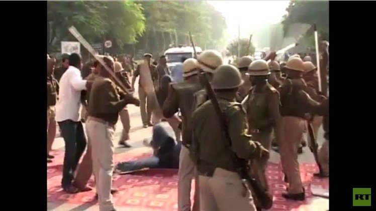 اشتباكات في مدينة الطلبة بجامعة باناراس الهندية (فيديو)