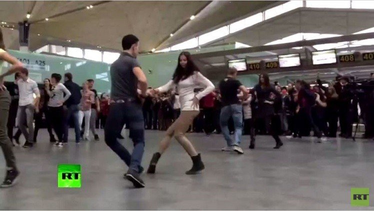فرقة راقصة تعرض "فلاش موب" بمطار سان بطرسبورغ (فيديو)