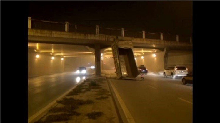 بالفيديو.. سيارة قلاب تصطدم بجسر في بكين