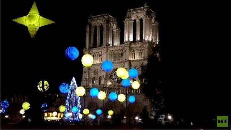 موسكو تمنح باريس شجرة عيد الميلاد (فيديو)