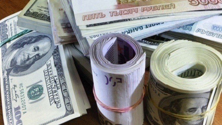 الروبل يتقدم أمام الدولار واليورو في بداية تعاملات الأسبوع 