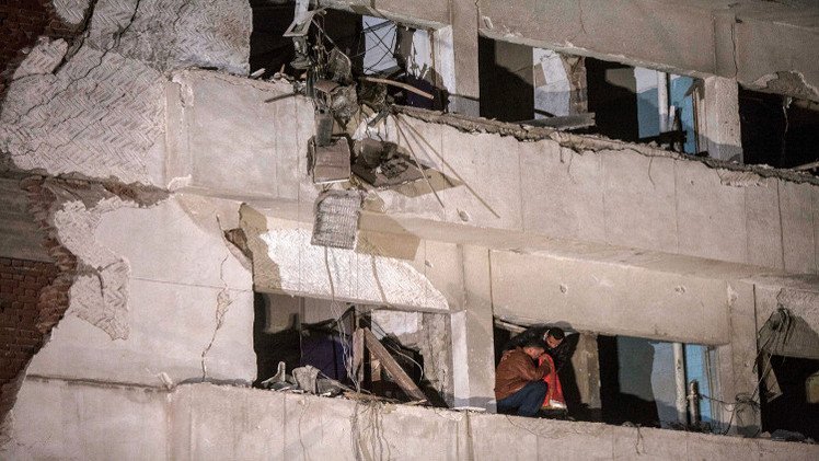 عيوب هندسية تتسبب بمصرع 17 شخصا في انهيار مبنى بالقاهرة