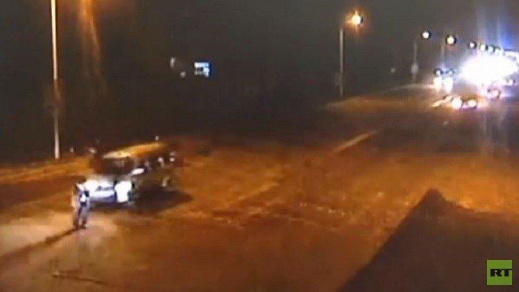 بالفيديو.. صيني ينجو من موت محقق بعد دهسه من 3 سيارات متتالية