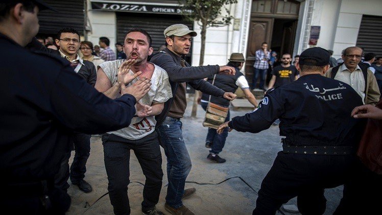 الجزائر: قتيلان وعشرات الجرحى في اشتباكات الأمن مع محتجين