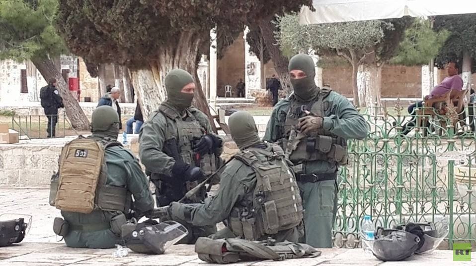 إصابة 15 فلسطينيا خلال اقتحام القوات الإسرائيلية للمسجد الأقصى