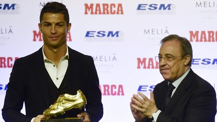 رونالدو يتسلم الحذاء الذهبي من يد فلورنتينو بيريز رئيس نادي ريال مدريد