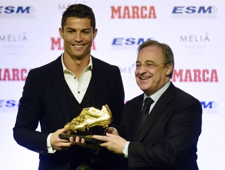  رونالدو يتسلم الحذاء الذهبي من يد فلورنتينو بيريز رئيس نادي ريال مدريد