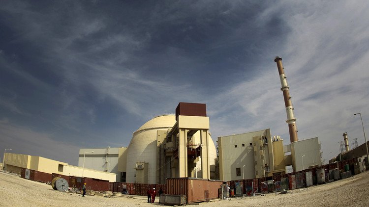 روسيا وإيران توقعان عقدا لبناء مفاعلات نووية جديدة