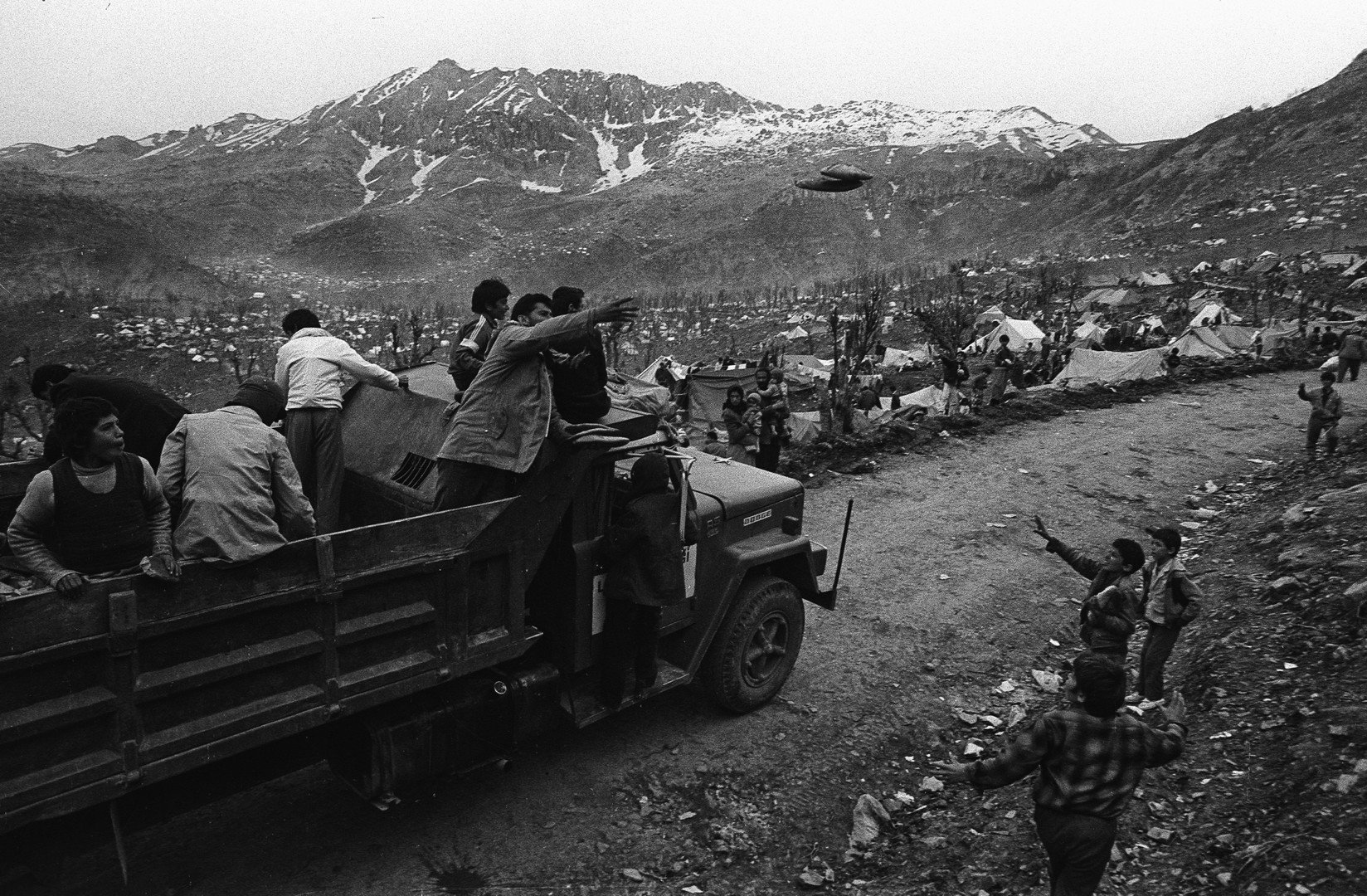 جموع أكراد العراق على الحدود التركية بحثاً عن أمل في الحياة، 8 أبريل 1991