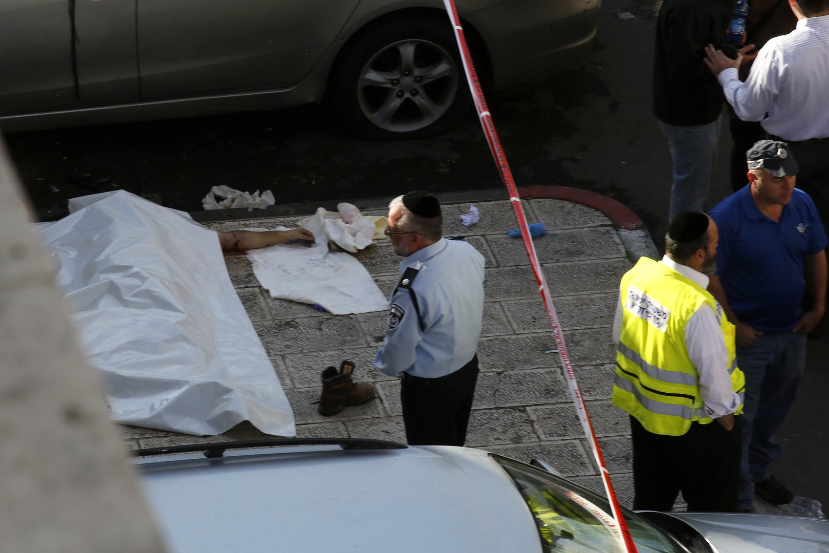 شرطة الفحص الجنائي الإسرائيلية قرب جثث المشتبه بتنفيذهم الهجوم