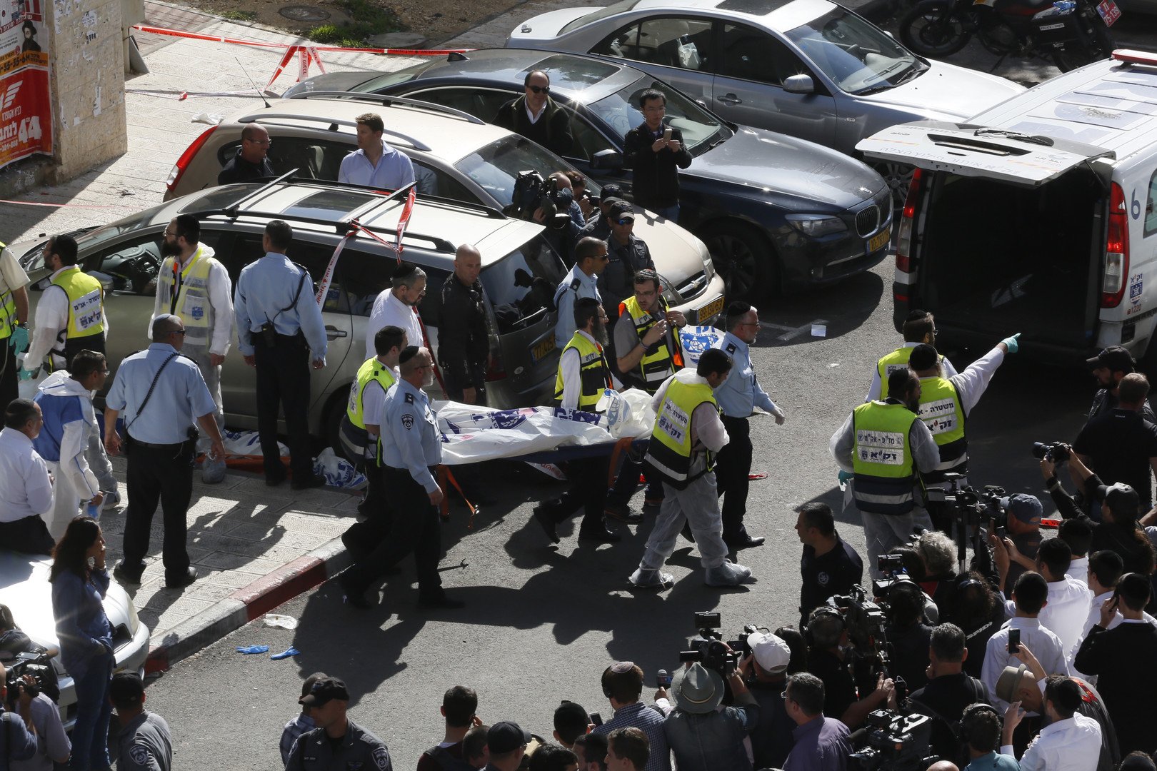 نقل القتلى والمصابين من موقع الهجوم