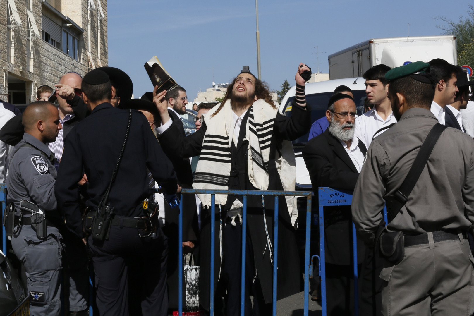 أحد المتدينين يصلي في موقع الهجوم