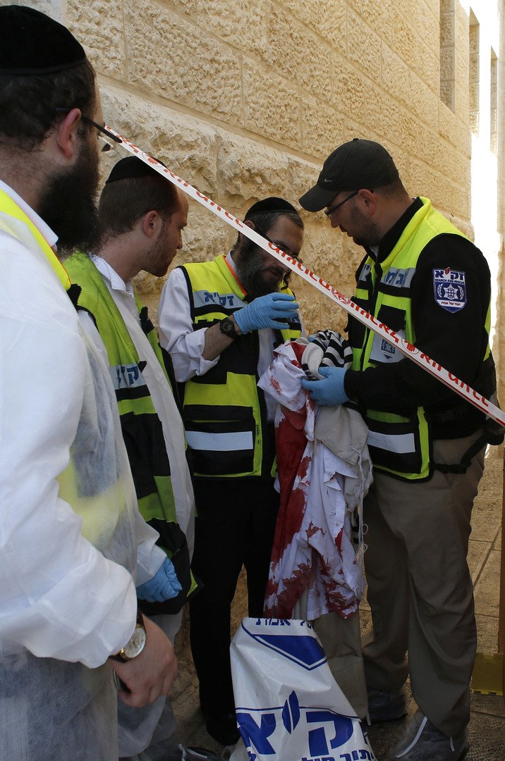 فحص ألبسة ملطخة بالدماء من موقع الحادث