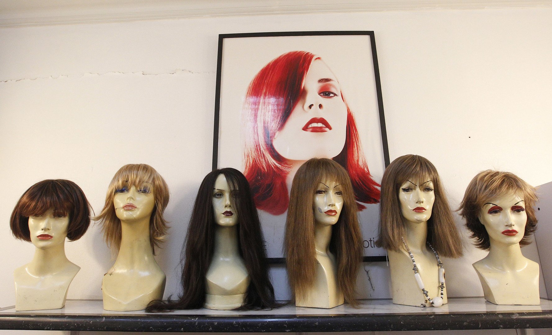 مجموعة من باروكات الشعر الطبيعي من تصميم مارتشيللو آفاتي في انتظار تثبيتها على رأس الأطفال المصابين 