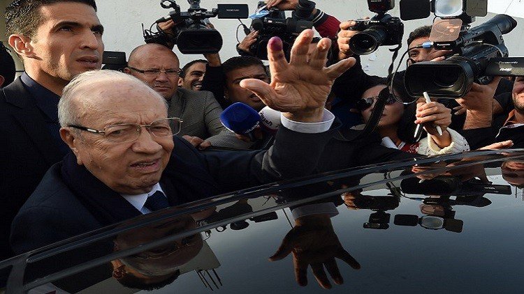 السبسي والمرزوقي يتصدران السباق الرئاسي بتونس