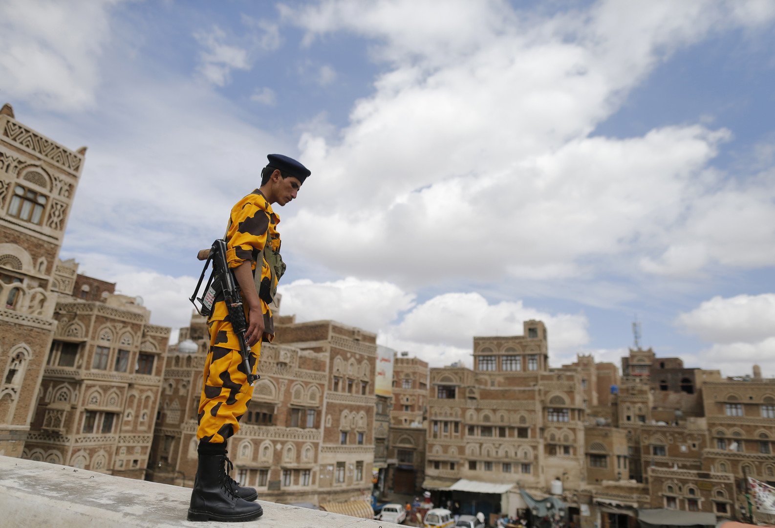 وزير الدفاع اليمني: صنعاء تعرضت لهزة قوية بعد دخول الحوثيين