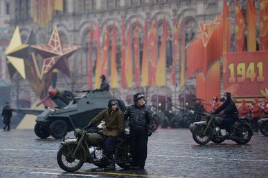 عسكريون في الزي الرسمي من زمن الحرب الوطنية العظمى في الساحة الحمراء بموسكو