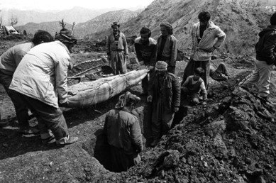 أكراد العراق يدفنون أمواتهم في تركيا، 8 أبريل 1991