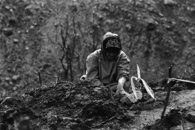 أم تدفن طفلها قرب الحدود التركية بعد أن هربت به من الموت في منزلها، 8 أبريل 1991