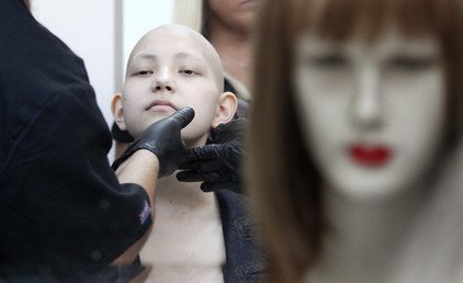 مصمم التسريحات مارتشيللو آفاتي يقوم بتجهيز باروكة شعر طبيعي للطفلة إيزيدورا سيرانو 23 أكتوبر 2014