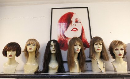 مجموعة من باروكات الشعر الطبيعي من تصميم مارتشيللو آفاتي في انتظار تثبيتها على رأس الأطفال المصابين 