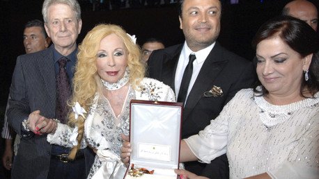 وفاء سليمان زوجة الرئيس اللبناني ميشال سليمان تقدم ميدالية فخرية للفنانة صباح يوم 24 يونيو 2011 