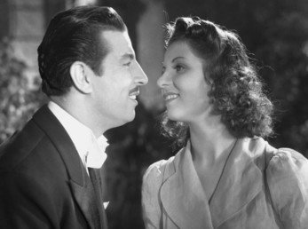 صورة للفنانة الراحلة صباح مع الراحل أنور وجدي في أحد مشاهد أفلام بداية الخمسينيات في القرن الماضي  