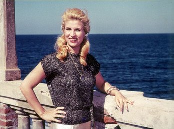 صباح في مشهد من فيلم "الأيدي الناعمة" مع الراحل أحمد مظهر عام 1964 بمدينة الإسكندرية المصرية