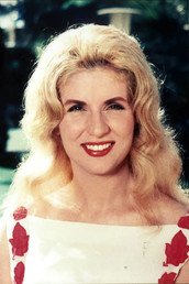  صباح في مشهد من فيلم "الأيدي الناعمة" مع الراحل أحمد مظهر عام 1964 بمدينة الجيزة المصرية