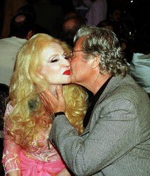  الراحلة صباح مع الفنان حسين فهمي أثناء حفل عيد ميلاد الفنانة نبيلة عبيد في القاهرة 30 مارس 2001   