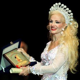 صباح تعرض ميدالية تكريمها للمصورين في حفل افتتاح مهرجان القاهرة السابع للأغنية 20 أغسطس 2001  