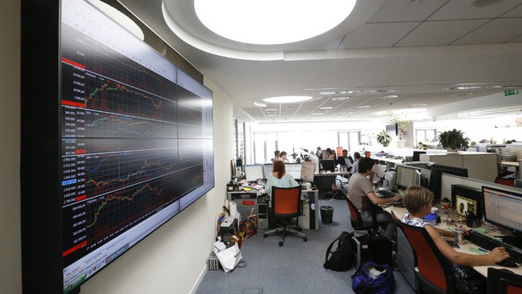 مؤشرات بورصة موسكو ترتفع والروبل يهبط  