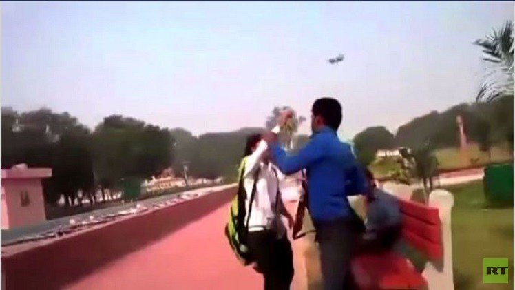 بالفيديو.. للمرة الثانية الشابتان الهنديتان تعتديان بالضرب على متحرش في حديقة عامة