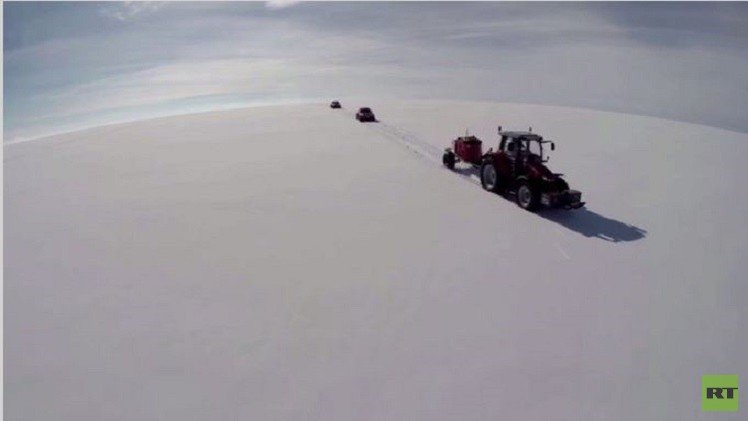 مغامرة هولندية تقطع 5 آلاف كلم على جرّار حول القارة القطبية الجنوبية (فيديو)