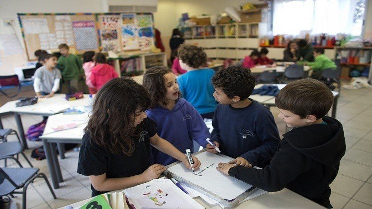 الإمارات.. فصل مدرس لضربه 16 طالبا