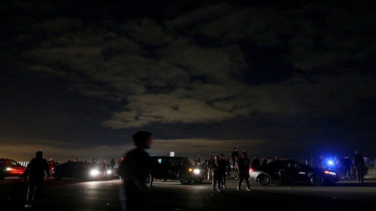 المحتجون على تعسف الشرطة الأمريكية يغلقون طريقا رئيسيا في كاليفورنيا