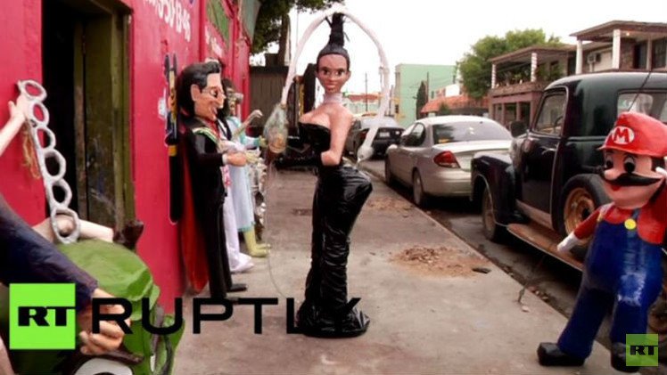 فنان مكسيكي يحقق مبيعات هائلة لصناعته مجسمات ورقية لكيم كاردشيان