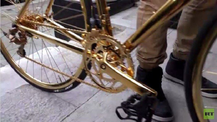 بالفيديو من بريطانيا.. دراجة هوائية مصنوعة من الذهب سعرها أغلى من فيراري