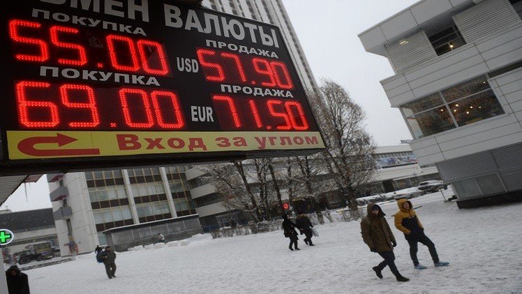 الروبل يواصل تراجعه على خلفية هبوط أسعار النفط 