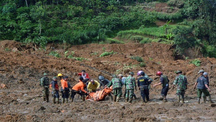 مواصلة عملية الإنقاذ في إندونيسيا مع ارتفاع عدد قتلى انزلاق التربة
