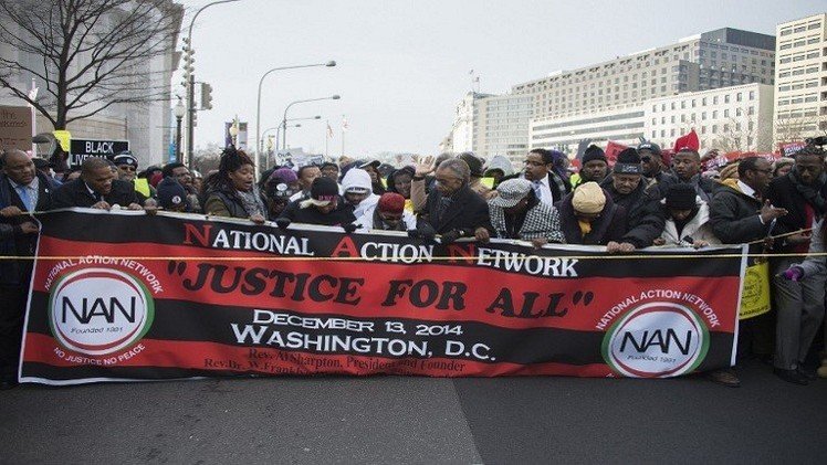 رفع شعارات تنادي بالثورة في واشنطن