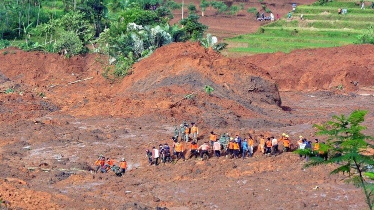 مواصلة عملية الإنقاذ في إندونيسيا مع ارتفاع عدد قتلى انزلاق التربة