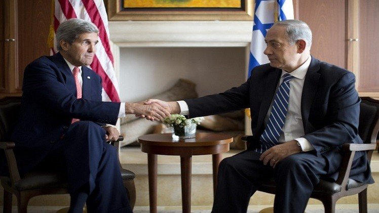 وزير الخارجية الأمريكي جون كيري ورئيس الوزراء الإسرائيلي بنيامين نتانياهو 