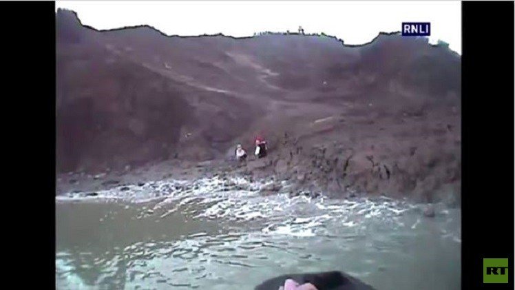 بالفيديو..فريق من مكافحي الحرائق ينقذ مراهقتين بريطانيتين وقعتا في أرض سبخة