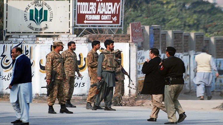  باكستان.. إضرام النار في مدرستين بمدينة بيشاور