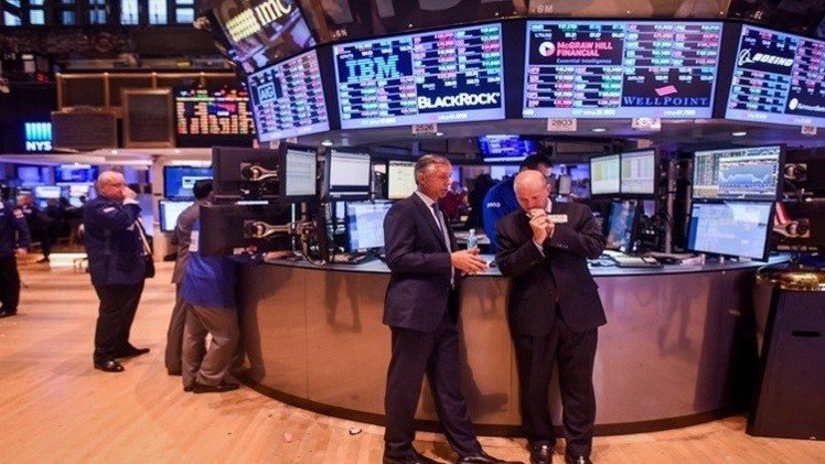 المؤشرات الأمريكية تنخفض لاستمرار تراجع أسعار النفط