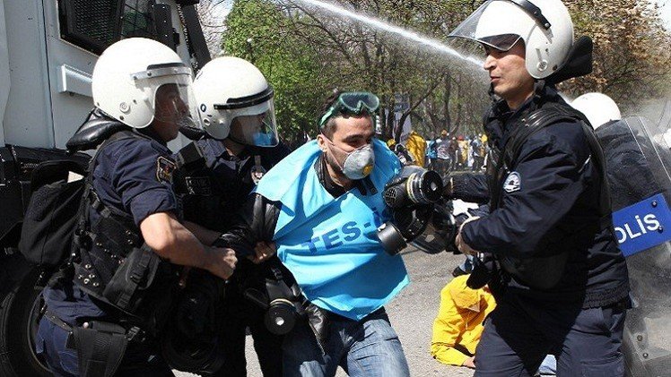المعارضة التركية تطعن في قانون يوسع صلاحيات الشرطة 