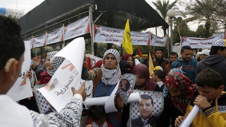 أنصار دحلان في غزة يتظاهرون ضد قطع رواتبهم
