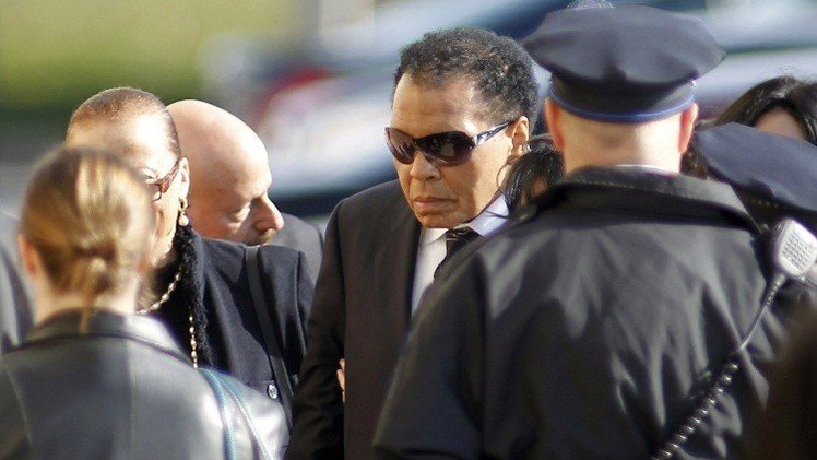 أسطورة الملاكمة محمد علي يدخل المستشفى لإصابته بالتهاب رئوي